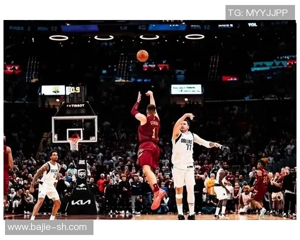 足球球星挑战篮球投篮技巧 看他们如何跨界展现运动天赋