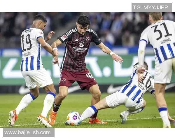 足球球星飞身接球瞬间展现惊人技巧与身体控制力的精彩画面